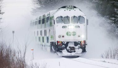 GO train ‘disabled’ outside Union Station, causing Toronto commuter delays - Toronto