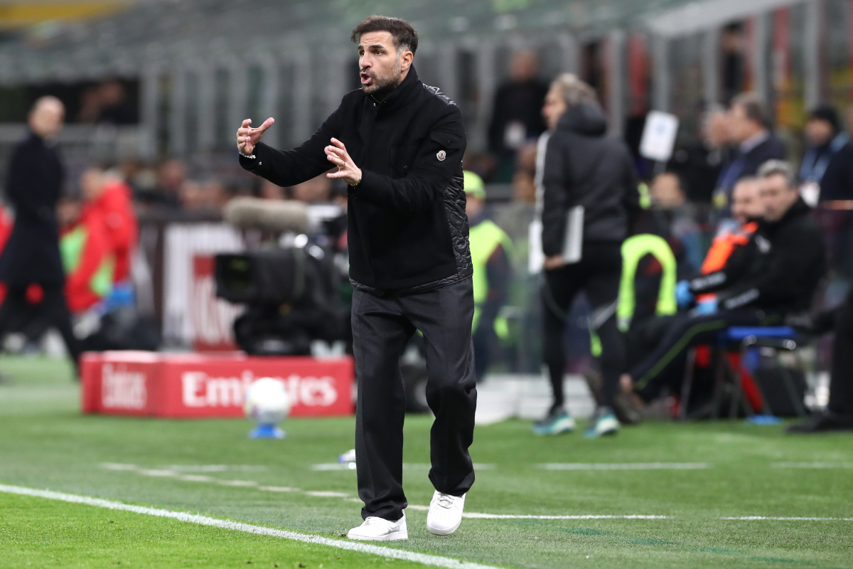 MILAN, ITALY - FEBRUARY 18: Cesc Fabregas, Head Coach of Como 1907, gives the team instructions during the Serie A match between AC Milan and Como 1907 at Giuseppe Meazza Stadium on February 18, 2026 in Milan, Italy. (Photo by Marco Luzzani/Getty Images)