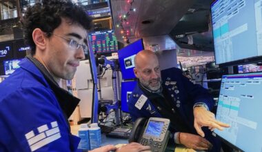 Wall Street loses ground as tech stocks sink again