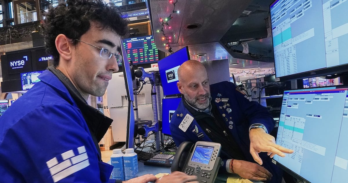 Wall Street loses ground as tech stocks sink again