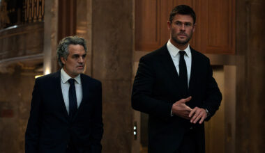 Davis (Chris Hemsworth, right) and Lou (Mark Ruffalo, left) in Crime 101.