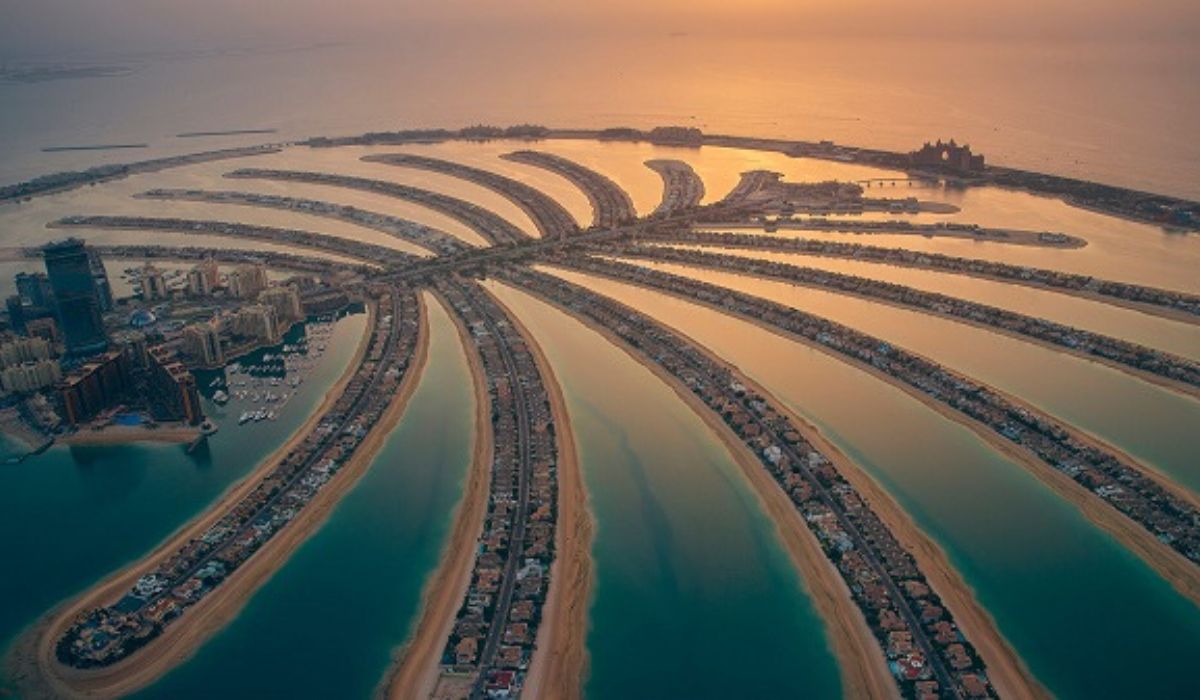 How Dubai invested US$12 billion in Palm Jumeirah and created the world's largest artificial island using dredged sand and rocks in the Persian Gulf. (Image: Reproduction/Fiabci)