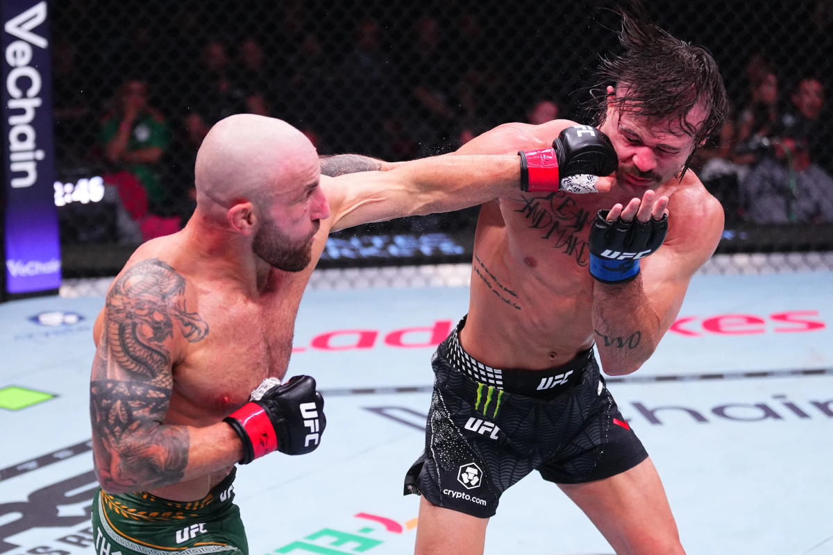 Diego Lopes punched by Alexander Volkanovski at UFC 325