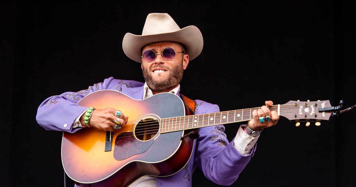 U.S. singer turned away at border, cancels Canadian tour