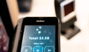Millions in restaurant tips missing from digital wallets, according to complaints to B.C. association