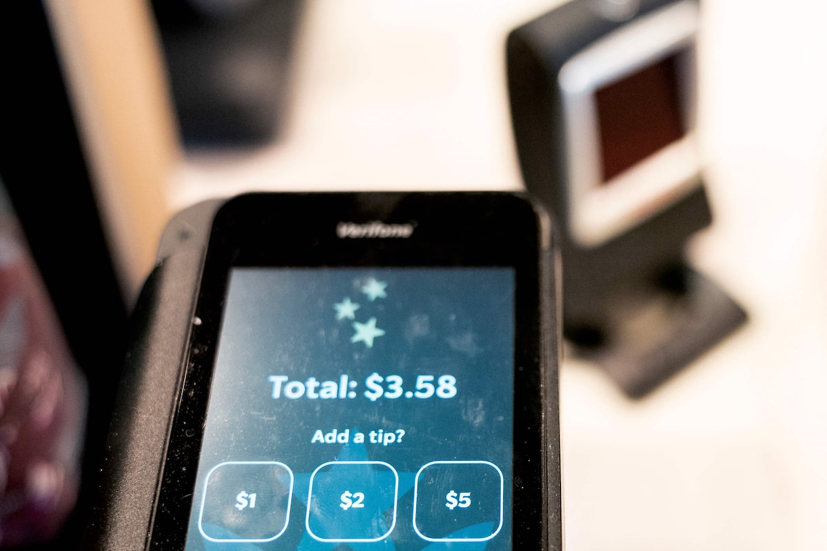 Millions in restaurant tips missing from digital wallets, according to complaints to B.C. association