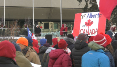 Hundreds rally to keep Alberta Canadian