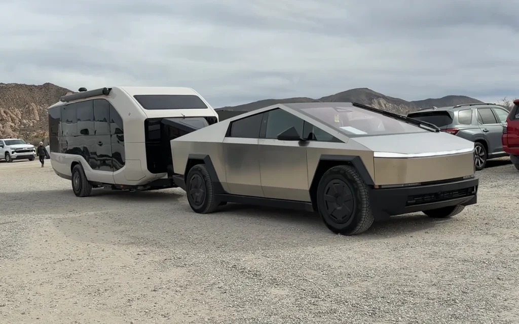 The Pebble Flow, born by former Tesla and Apple employees, is the first AI self-driving RV in the world, and this woman was stunned by its towing range impact
