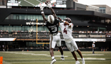 Argos Sign WR Quincy Skinner Jr.