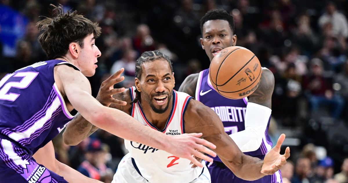 Kawhi Leonard helps Los Angeles Clippers hand Sacramento Kings 11th straight loss