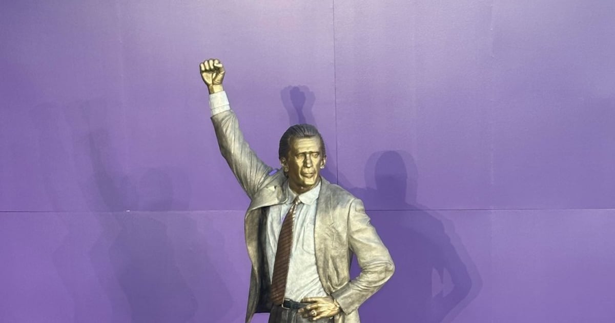 Lakers unveil statue of legendary former coach Pat Riley