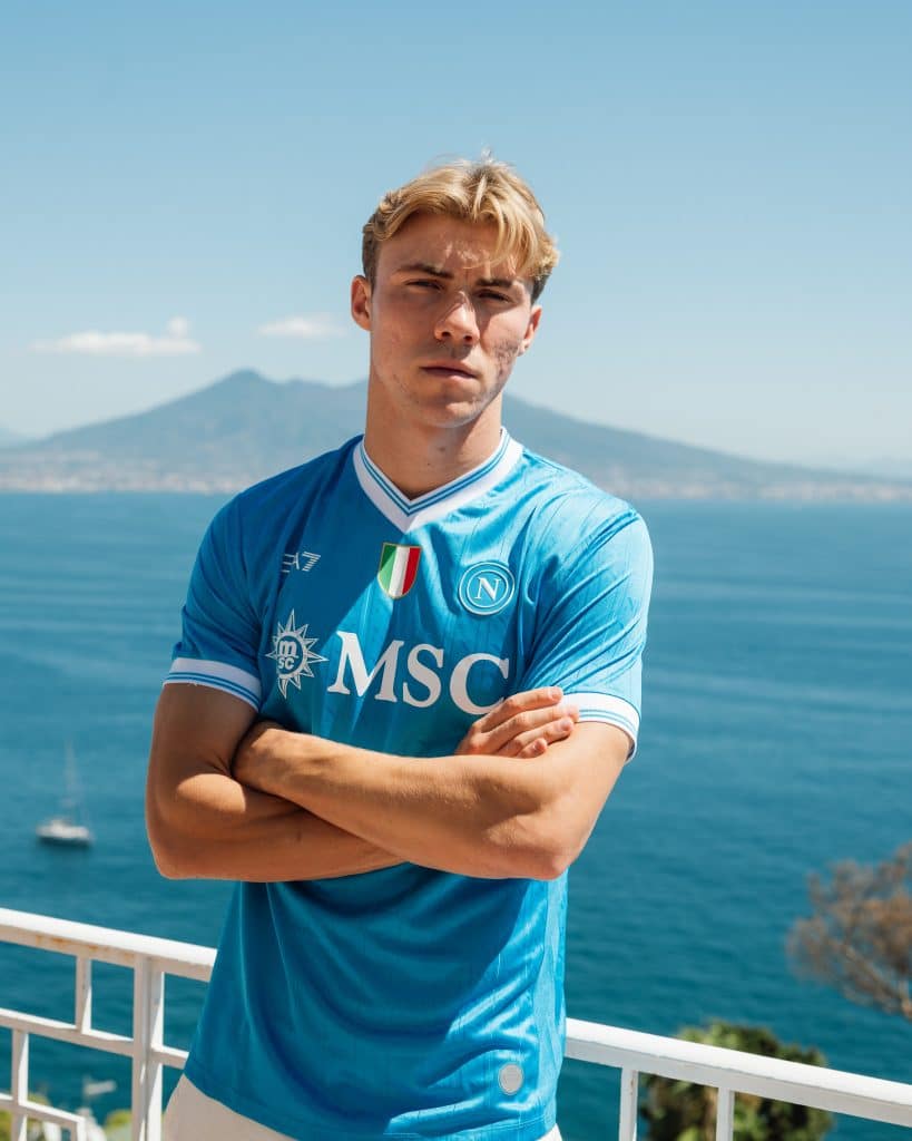 NAPLES, ITALY - SEPTEMBER 01: Danish player Rasmus Hojlund poses as a new SSC Napoli player on September 1, 2025 in Naples, Italy. 
