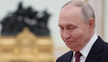 Russian officials are warning Putin that a financial crisis could arrive this summer, report says - Fortune