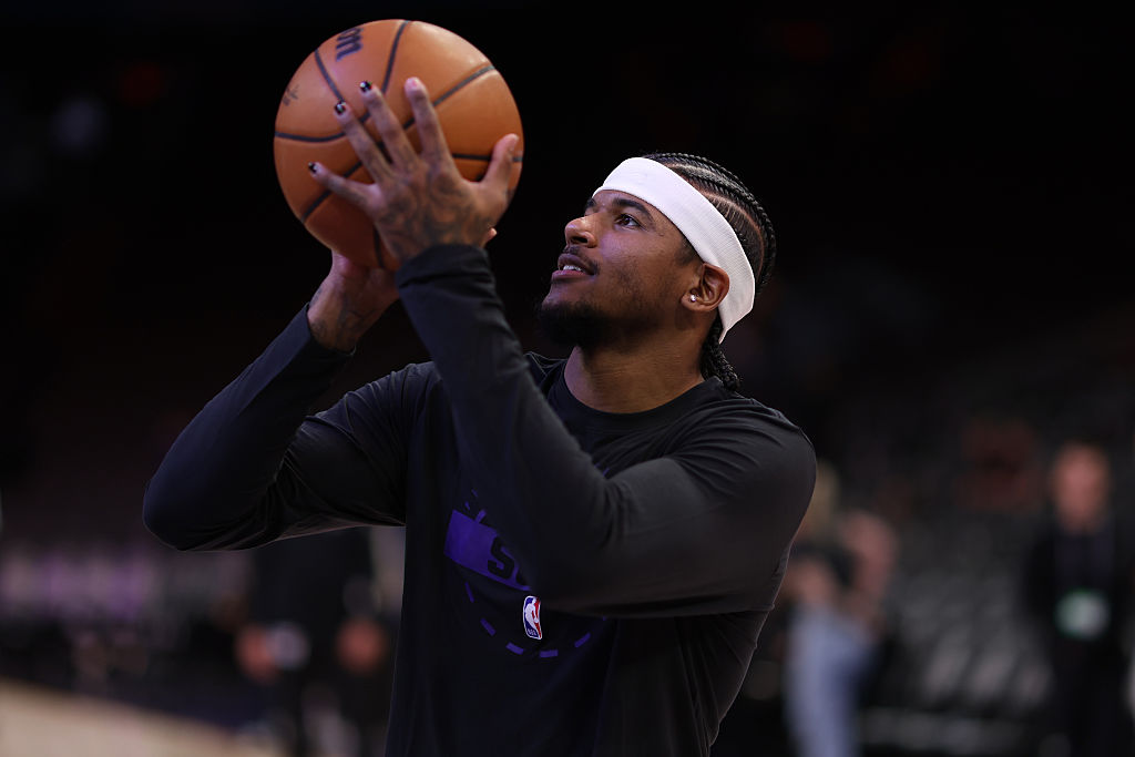 PHOENIX, ARIZONA - JANUARY 27: Jalen Green #4 of the Phoenix Suns shoots the ball before the game a...