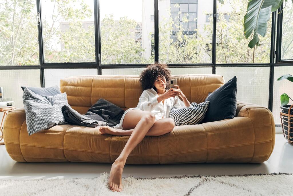 2026 interior design trends (Photo: Daniel Hoz, shutterstock) ספה חומה מחליפה את האפור