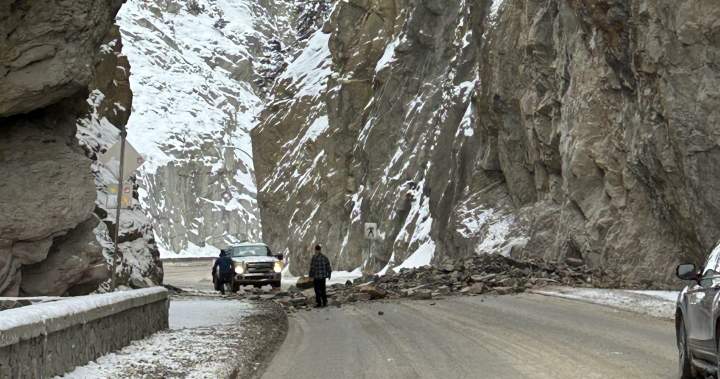 Rockslide closes Highway 93 between B.C. and Alberta until at least noon on Thursday - Global News