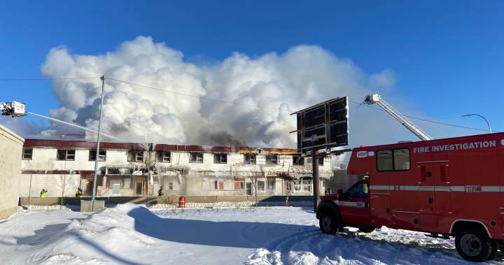 Edmonton firefighters battle blaze in abandoned west end hotel