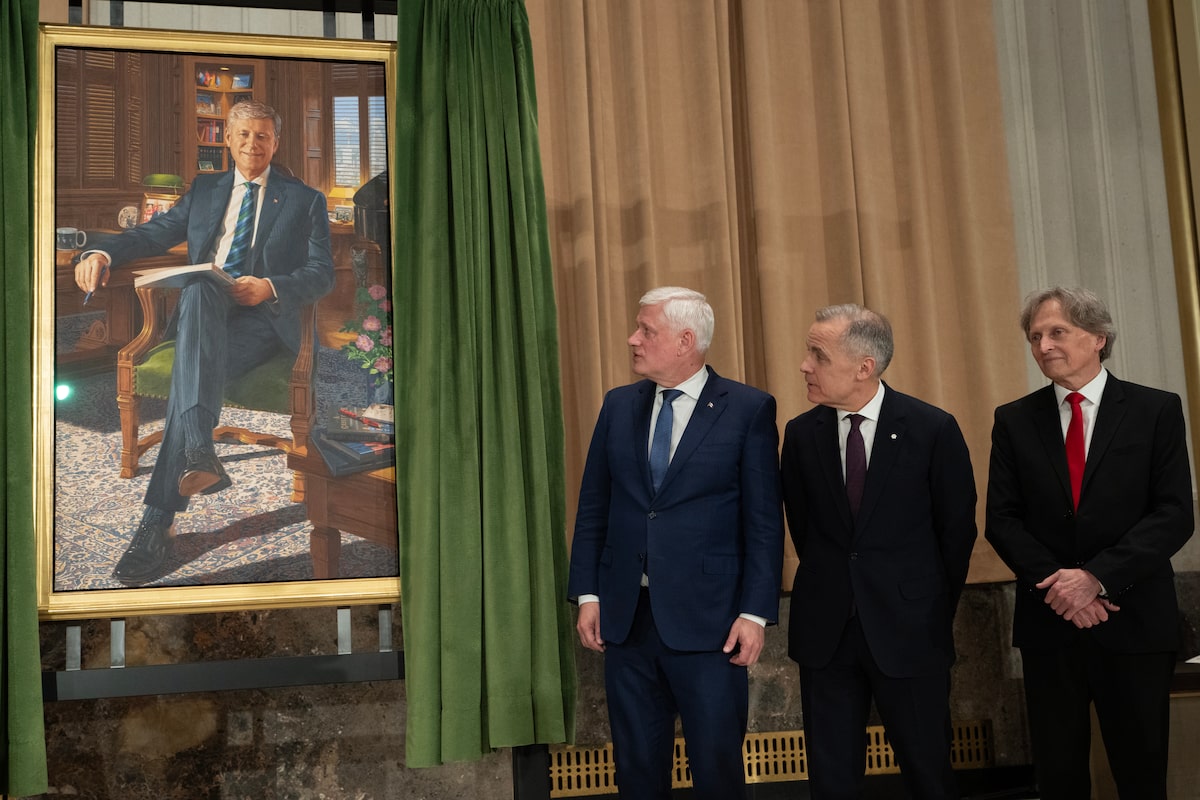 Harper continues call for national unity at portrait unveiling