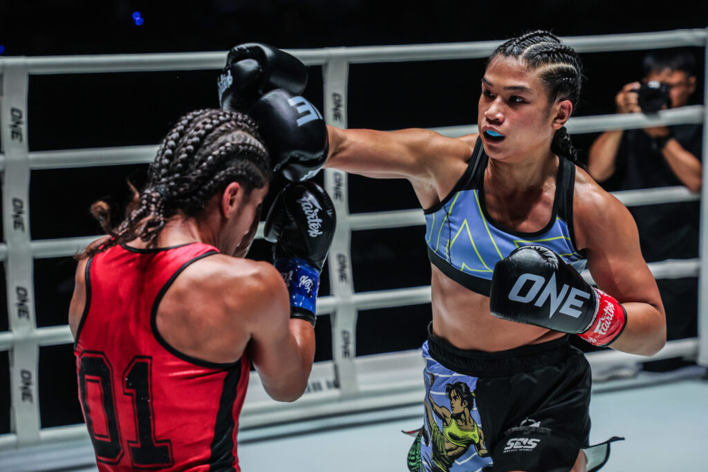 Jackie Buntan punches Anissa Meksen