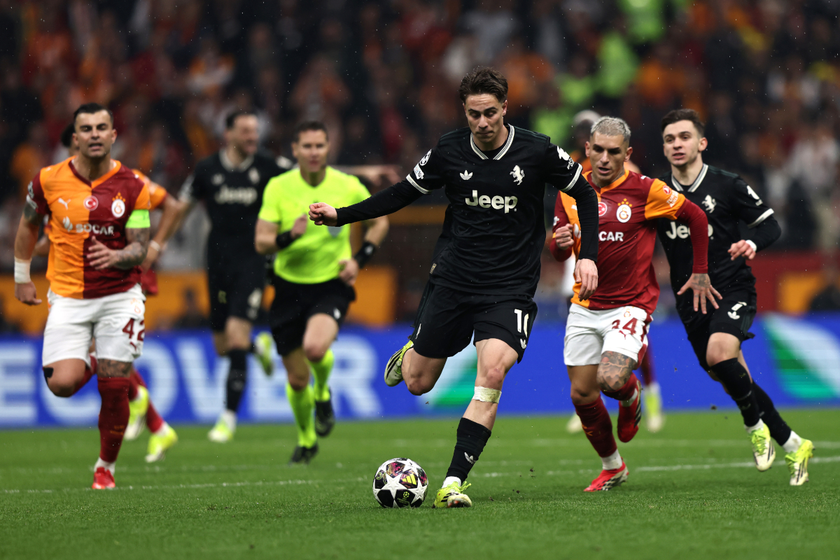 ISTANBUL, TURKEY - FEBRUARY 17: Kenan Yildiz of Juventus runs with the ball during the UEFA Champions League 2025/26 League Knockout Play-off First Leg match between Galatasaray A.S. and Juventus at Ali Sami Yen Spor Kompleksi on February 17, 2026 in Istanbul, Turkey. (Photo by Burak Kara/Getty Images)