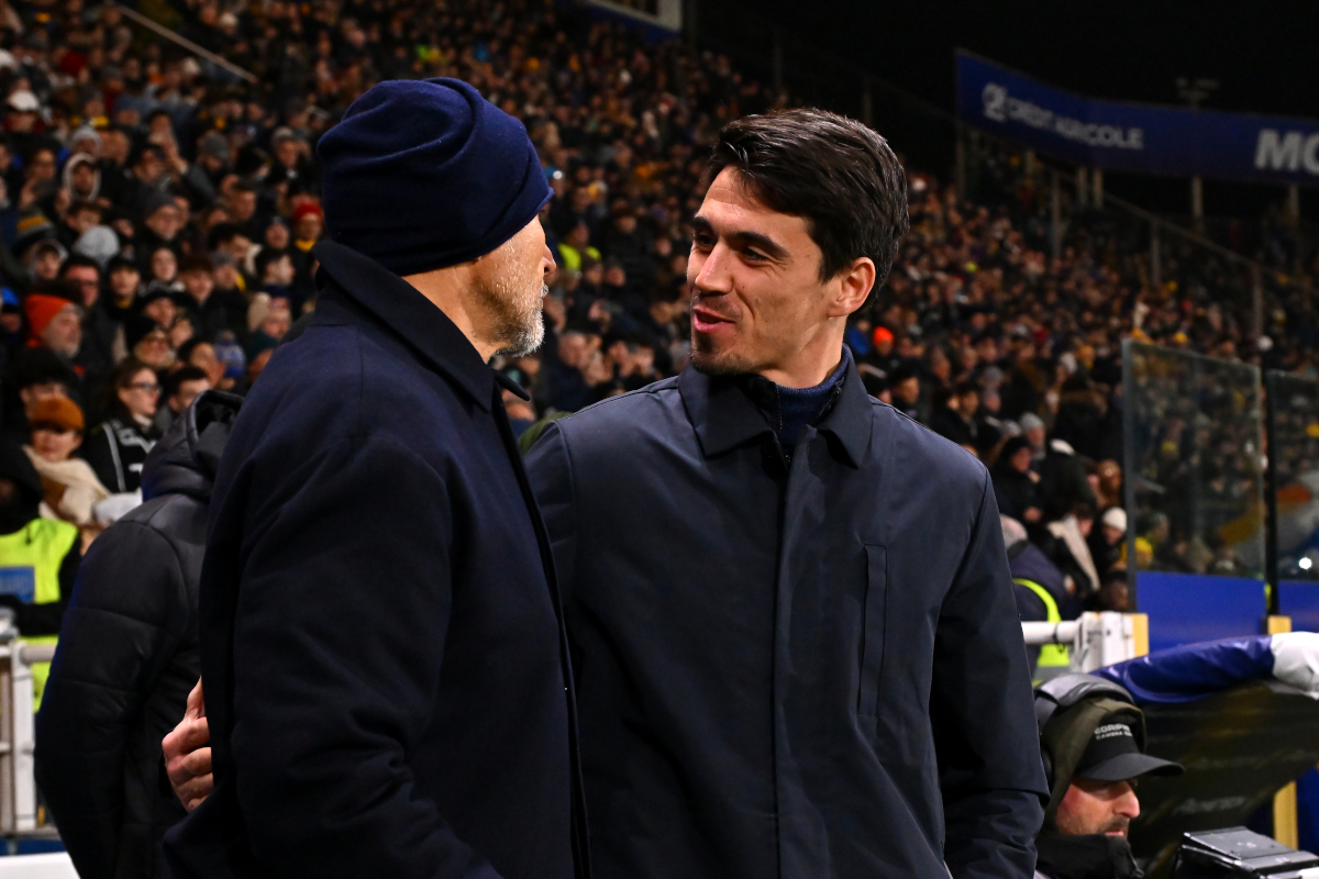 PARMA, ITALY - FEBRUARY 01: Carlos Cuesta, Head Coach of Parma Calcio 1913, and Luciano Spalletti, Head Coach of Juventus, talk prior to the Serie A match between Parma Calcio 1913 and Juventus FC at Stadio Ennio Tardini on February 01, 2026 in Parma, Italy. (Photo by Alessandro Sabattini/Getty Images)