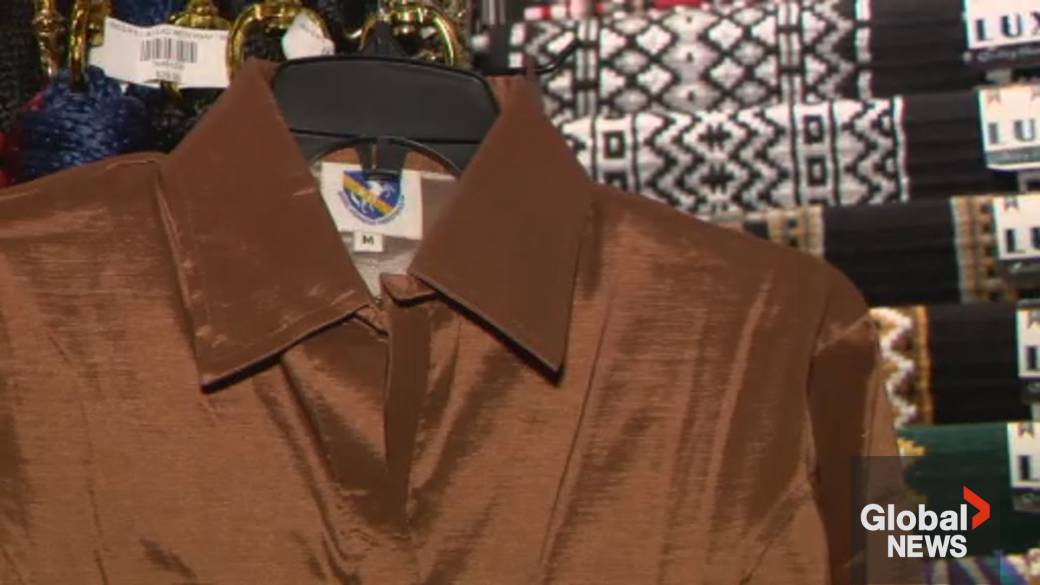 Click to play video: 'American customer on the hook for hefty tariff bill after buying a shirt from an Alberta store'