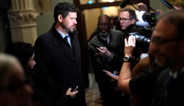 Politics Insider: Ottawa warns of AI legislation after alarming Tumbler Ridge posts