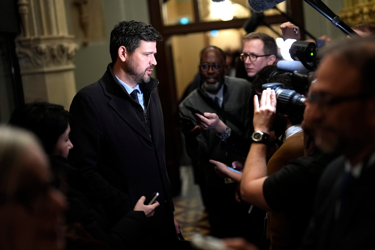 Politics Insider: Ottawa warns of AI legislation after alarming Tumbler Ridge posts