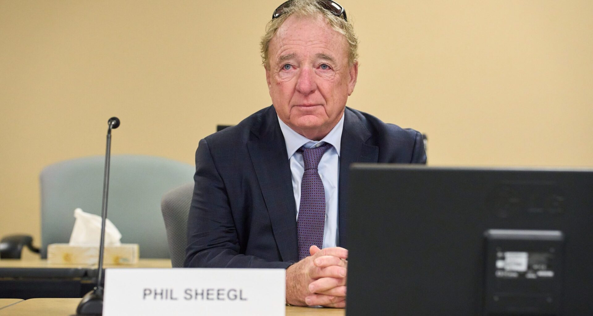 Sheegl defends meetings with contract bidder