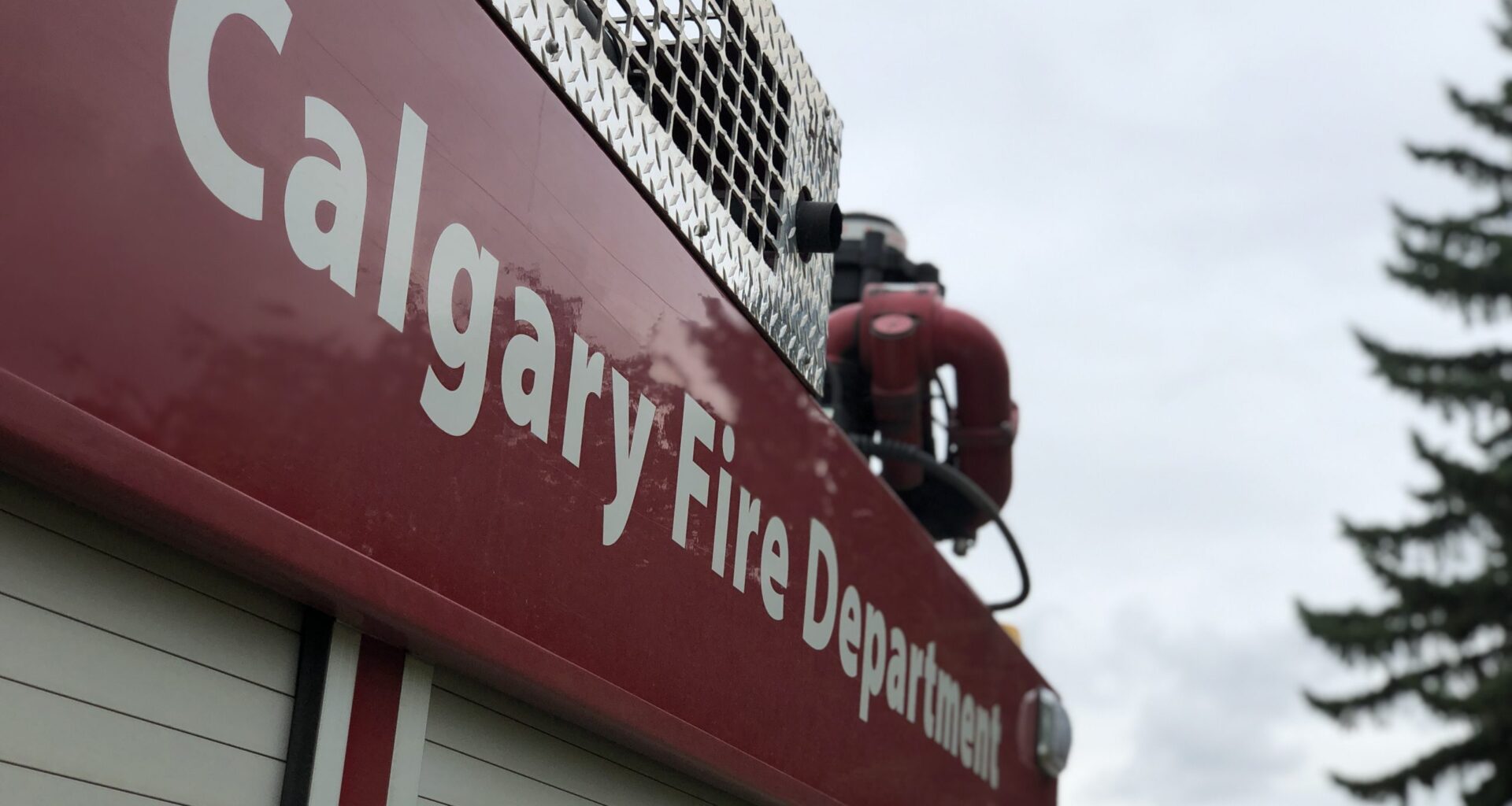 Over 100 evacuate downtown Calgary high-rise balcony fire
