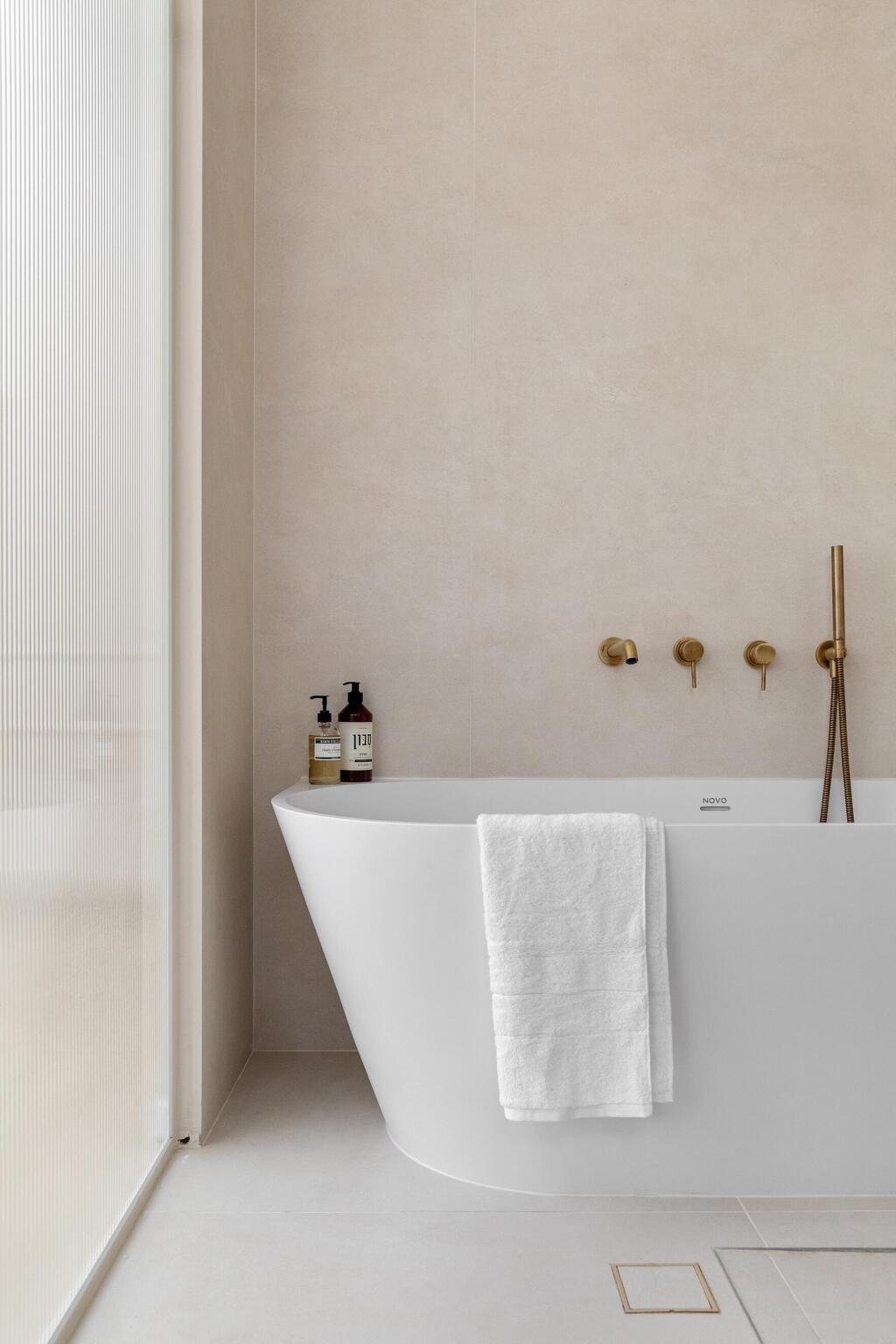 Faucets in a copper finish (Photo: Shiran Carmel) ברזים בגימור נחושת, עיצוב: Studio Details