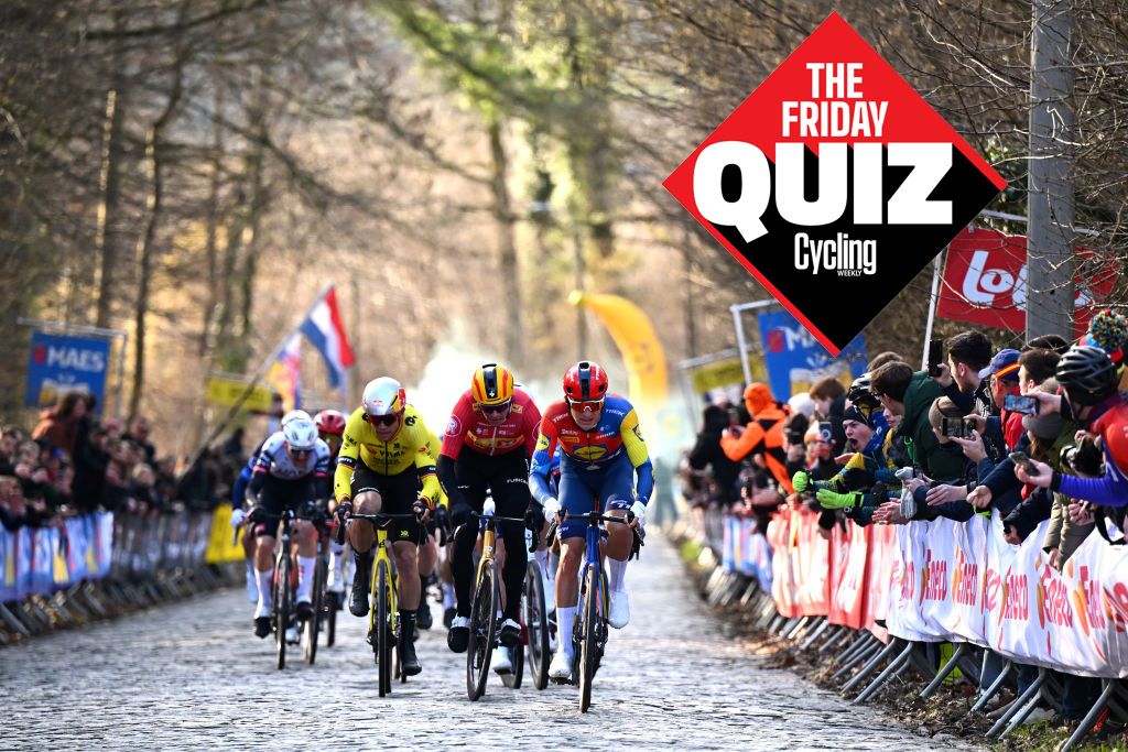 Omloop Nieuwsblad peloton on the Bossberg
