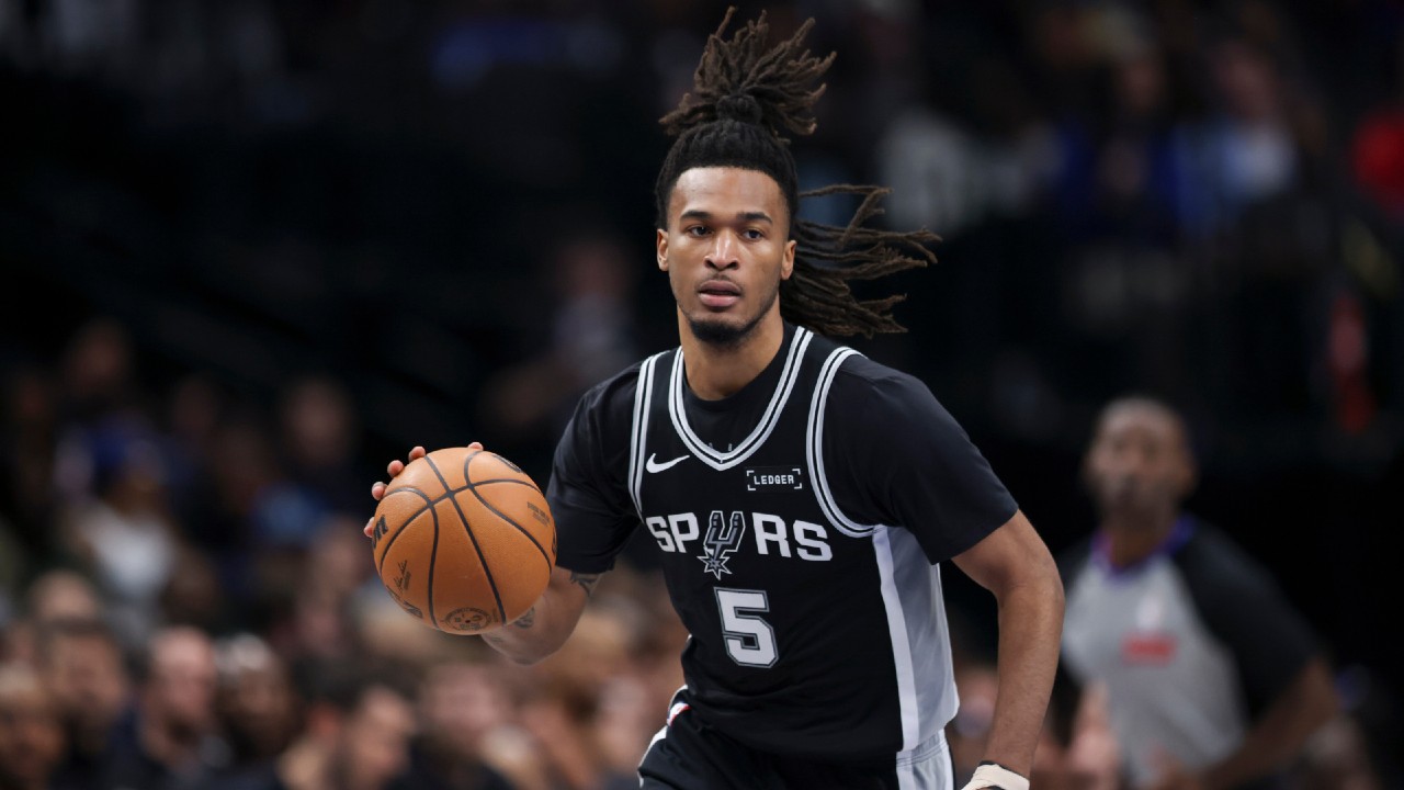 Spurs' Castle exits vs. Lakers with pelvis contusion