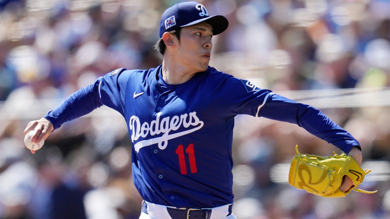 Dodgers' Roki Sasaki erratic in first spring training outing