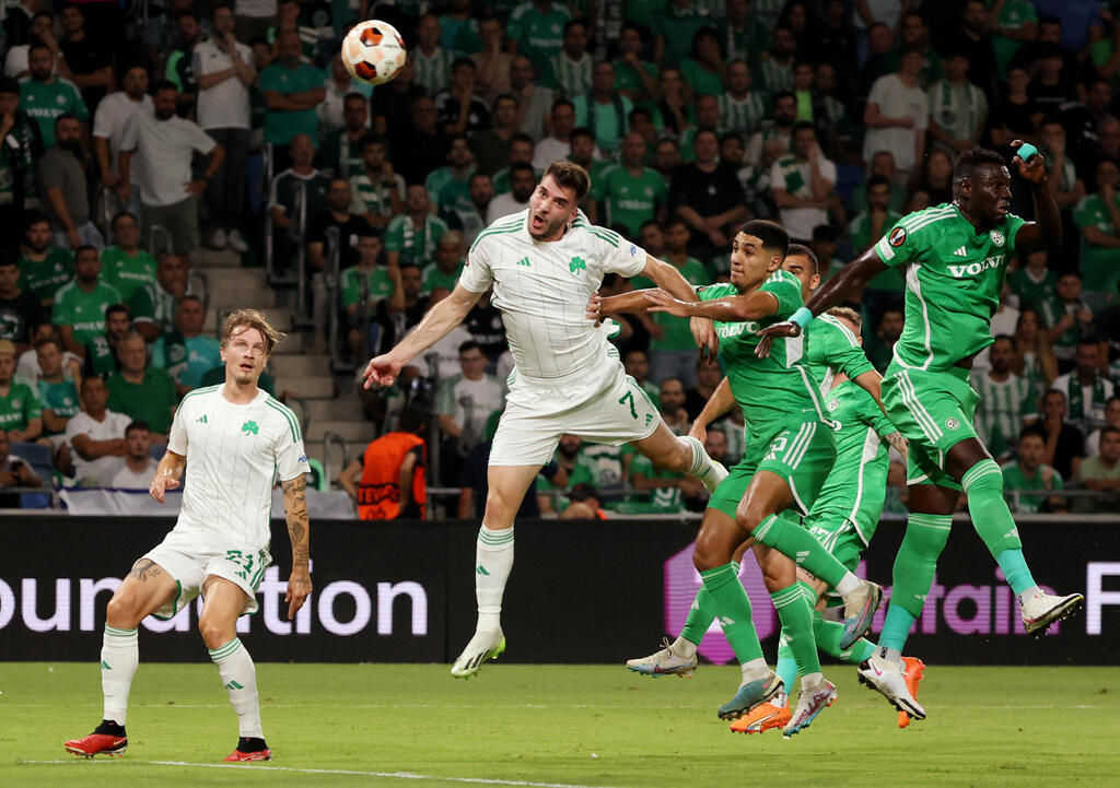 The last European match held in Israel: Maccabi Haifa vs. Panathinaikos (Photo: Ronen Zvulun/Reuters) שחקן פנאתינייקוס פוטיס יואנידיס מול שחקני מכבי חיפה ענאן חלאילי