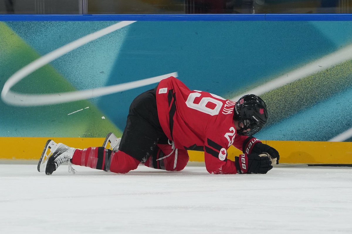 Poulin injury overshadows Canada’s dominant win over Czechia