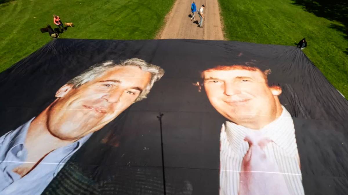 Click to play video: 'Massive banner of Trump and Epstein unfurled outside Windsor Castle'