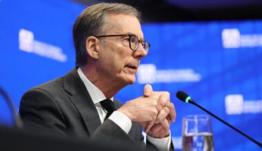 Bank of Canada blames U.S. policy for ‘resurgence in uncertainty’