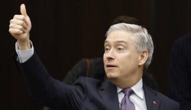 Liberals survive vote on omnibus budget bill