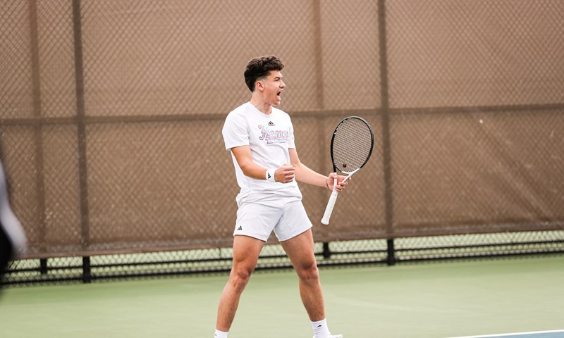 UIC Defeats Marquette on the Road