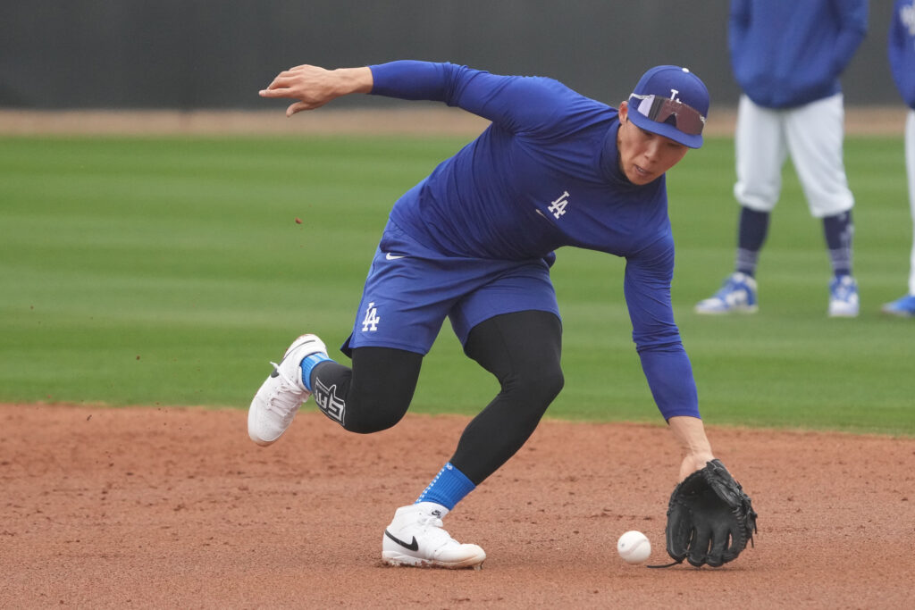 Dodgers Notes: Second Base, Edman, Hernández