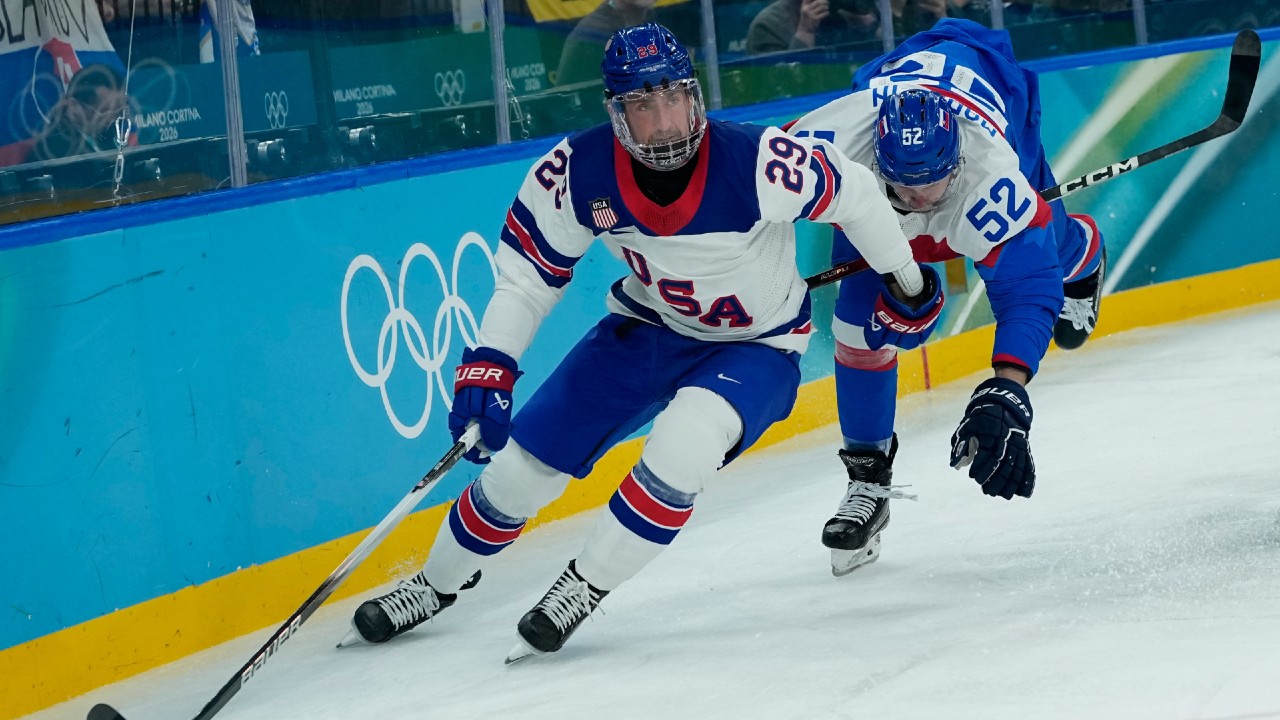 Fans confused by USA-Slovakia jersey matchup