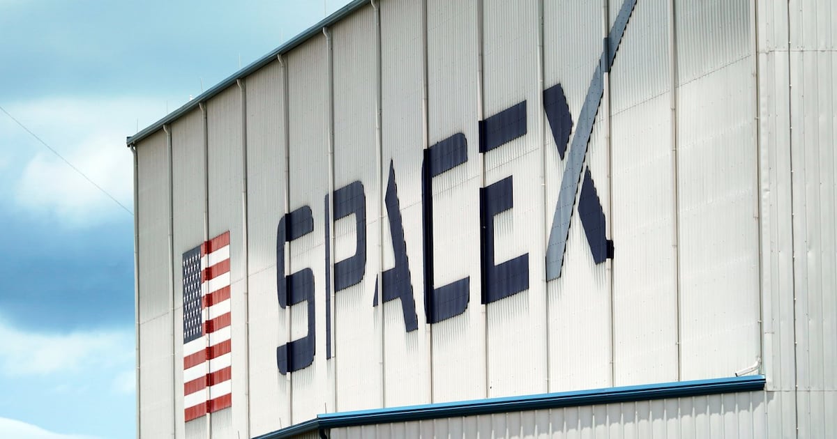 SpaceX prioritizes lunar ‘self-growing city’ Musk says