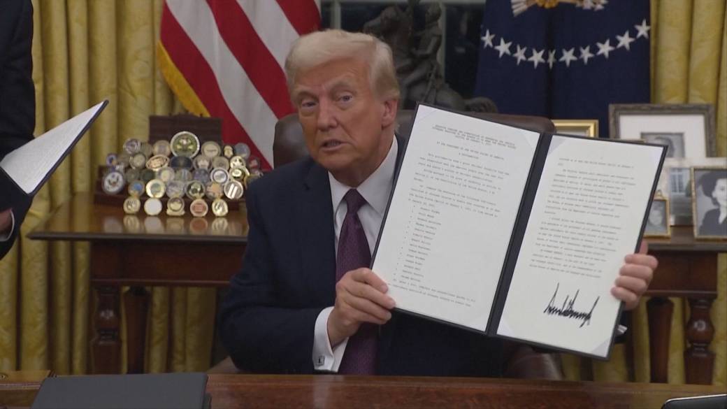 Click to play video: 'Trump raises new global tariffs to 15% after Supreme Court ruling'