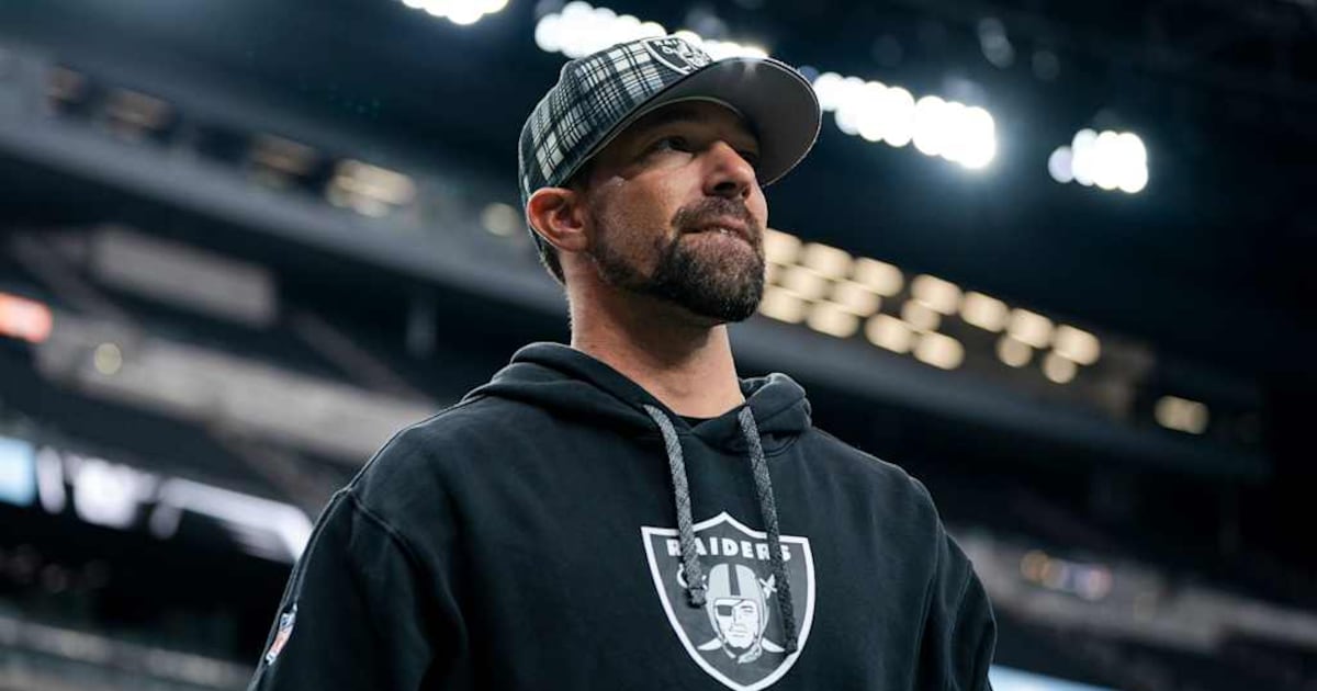 Raiders promoting assistant Rob Leonard to defensive coordinator