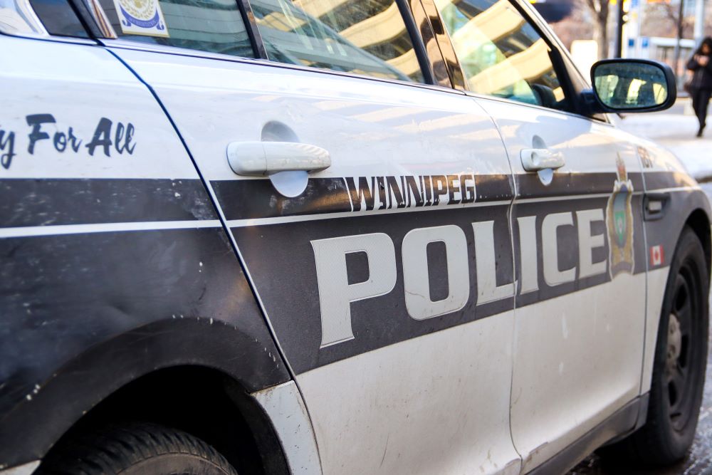 Two arrested after officers allegedly assaulted while breaking up fight at Winnipeg lounge