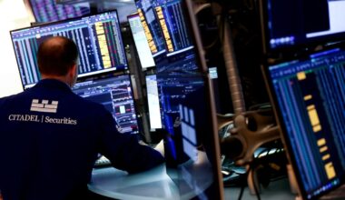 TSX starts lower as retreating gold prices weigh on mining stocks