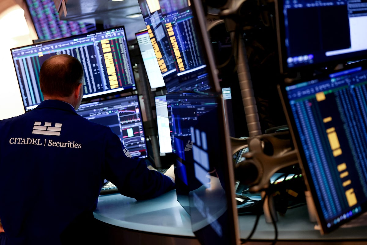 TSX starts lower as retreating gold prices weigh on mining stocks