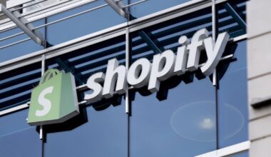Shopify forecasts quarterly revenue above estimates