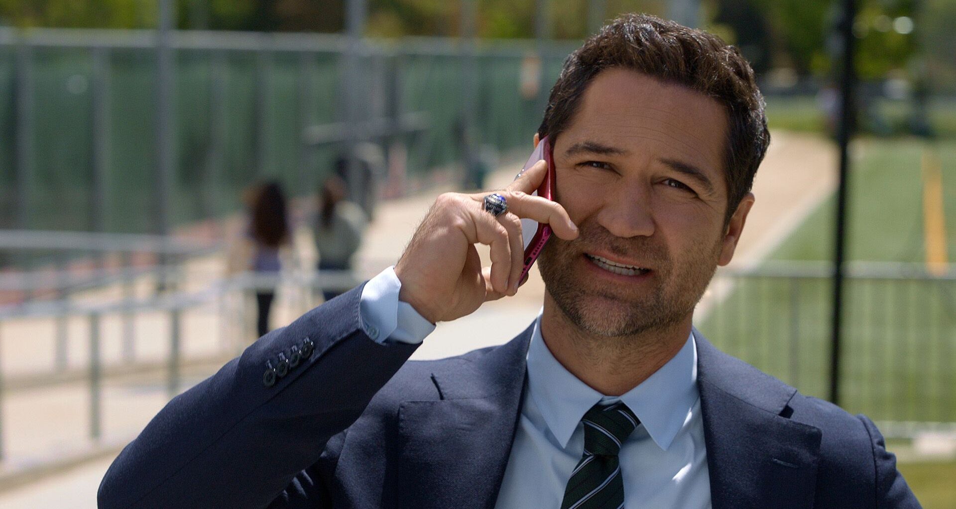 Manuel Garcia-Rulfo as Mickey Haller on the phone in The Lincoln Lawyer.